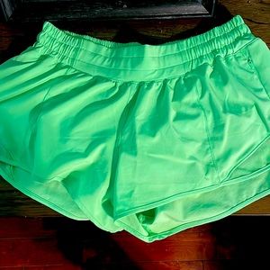 Lululemon hotty hot low rise 2.5 in size 8